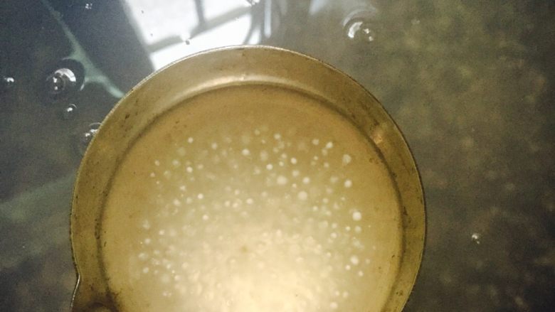 芒果西米捞,煮西米特别不好煮。煮7-8分钟左右,就用盖子把锅盖住。闷几分钟。闷了再煮,煮了在闷:大概三次左右就差不多了。