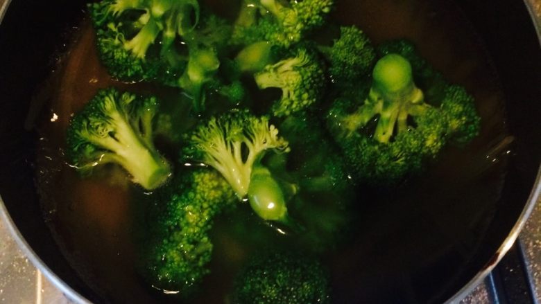 咖喱手撕鸡饭😊,(图忘拍了 拿久图,都一样的步骤)带叶子的菜和香菇可以直接用煮鸡剩下的鸡汤来烫熟 这样吃会香很多哦 在给这些菜淋上点刚刚剩下的手撕鸡酱汁