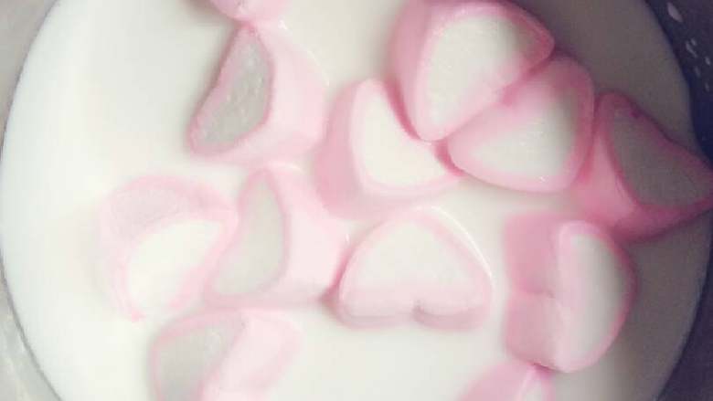 牛奶草莓布丁,牛奶与棉花糖混合，加热至棉花糖全部融化，小火哈(๑•ั็ω•็ั๑)
