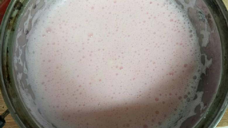 牛奶草莓布丁,除去浮沫儿，用筛子过筛(๑•ั็ω•็ั๑)倒进布丁瓶或者小碗儿