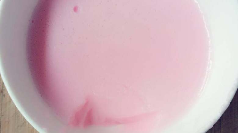 牛奶草莓布丁,裹上保鲜膜放入冰箱冷冻近一小时OK  （估计冷藏也可以，我是冻完又冷藏的）