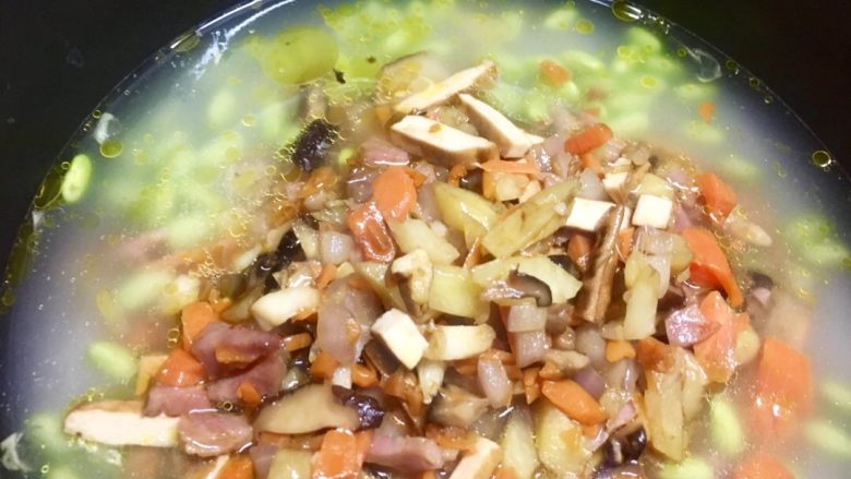 香肠焖饭,少许油热后,姜蒜下锅炒,其余主材倒入炒熟。米洗净,加水入高压锅,刚没过米即可。把炒熟的菜放入锅面 ,加少许盐。高压锅调节20分钟。