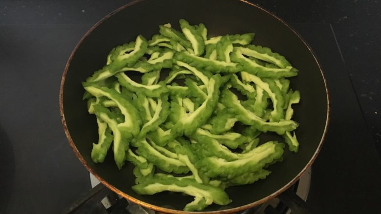 苦瓜炒鸡蛋,<a style='color:red;display:inline-block;' href='/shicai/ 55'>苦瓜</a>洗净、去籽、切条