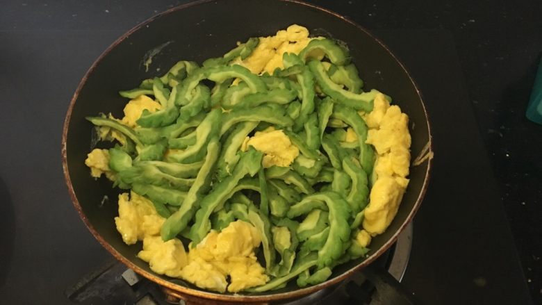 苦瓜炒鸡蛋,煎好鸡蛋放入苦瓜，加适量白糖，出锅
