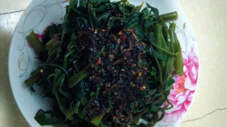 凉拌空心菜,把酱油(生抽)，蒜泥，香醋，味精，白糖，熟油辣椒放碗里合匀，根据自己喜好适量添加。
然后淋在空心菜上。