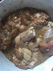 炸鸡翅根,<a style='color:red;display:inline-block;' href='/shicai/ 4758'>鸡翅根</a>洗净后。控水。 肉多的地方用刀切口。这样容易入味。 然后放入大碗中。酱油。盐。腌制半小时