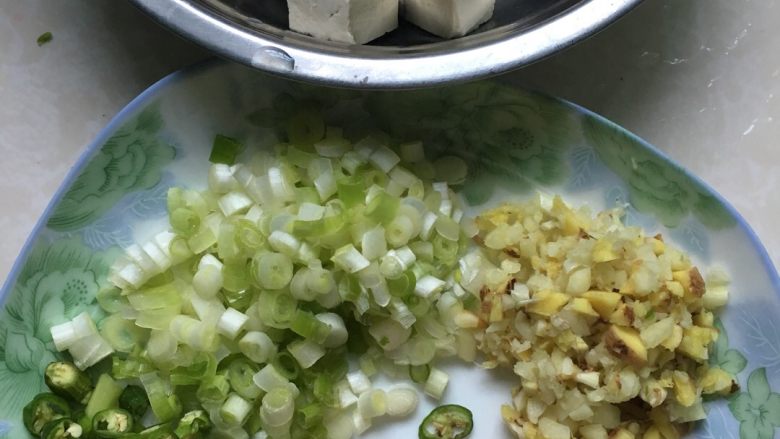 麻婆豆腐,如图把这些配料切好备用，<a style='color:red;display:inline-block;' href='/shicai/ 465'>豆腐</a>要汆水备用，