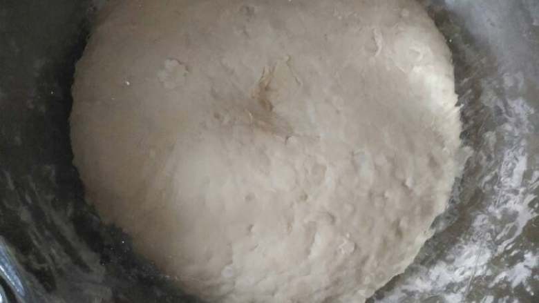芹菜猪肉包,面提前几个小时用酵母发好,酵母用温水不烫手的水泡开和面,饧发几个小时,大概两倍大小可以开始包了,包好再饧10到20分钟多饧一会蒸出来效果比较好,凉水下锅小火🔥蒸25分钟我用的电磁炉900瓦档位焖5分钟就好了蒸出效果非常好!如果怕对不好酵母可以买自发粉,我有时候也发不太好,下次买自发粉比较方便!