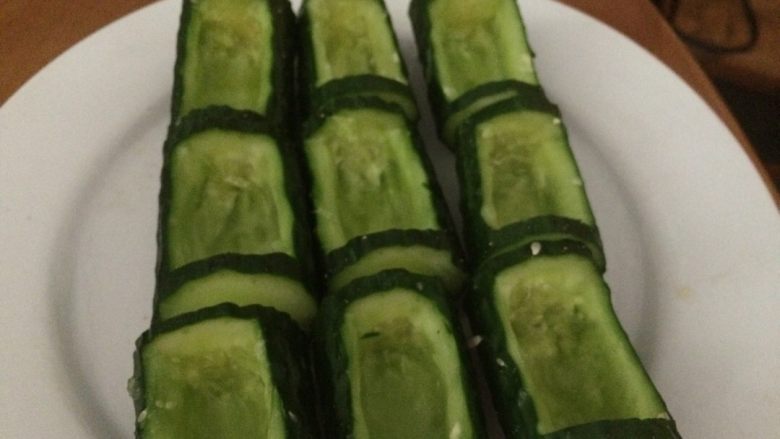 杂蔬炒饭,挖好了用开水汤一下,沥干水,摆在盘子上