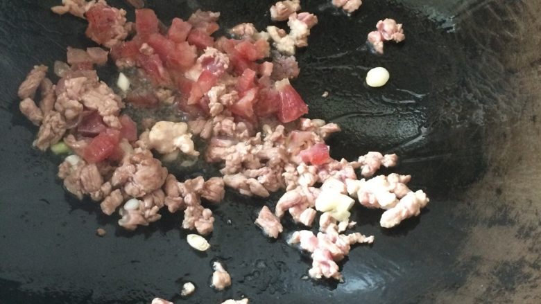 杂蔬炒饭,洗干净锅后,热锅,放油,把猪肉放入,翻炒,再加香肠,䓤白,放点<a style='color:red;display:inline-block;' href='/shicai/ 721'>蚝油</a>,肉熟了,出锅待用