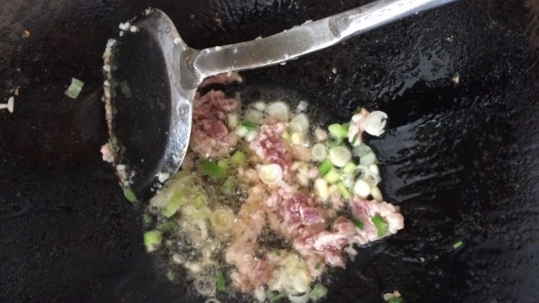 菠萝炒饭,洗干净锅后,热锅,放油,把肉放入翻炒一会,倒入葱白
