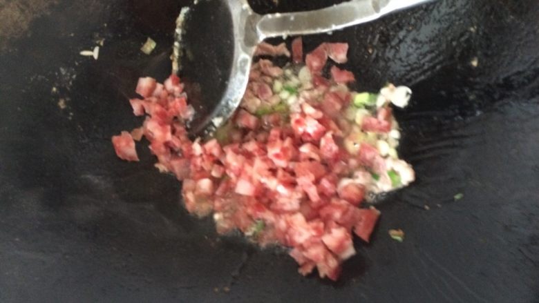 菠萝炒饭,倒入香肠,炒到八分熟,加上蚝油,翻炒几下