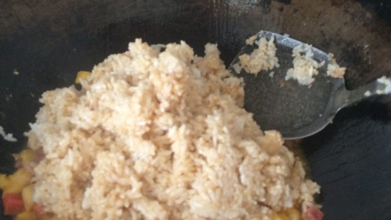 菠萝炒饭,把炒热的大米饭也放进去丶翻炒,试一下味道如何,淡时,就加少许生抽,适量就不会加了