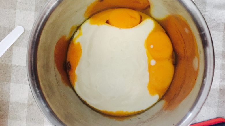 酸奶蛋糕,将蛋黄，<a style='color:red;display:inline-block;' href='/shicai/ 885'>酸奶</a>搅拌成糊，然后筛入低筋<a style='color:red;display:inline-block;' href='/shicai/ 519'>面粉</a>和<a style='color:red;display:inline-block;' href='/shicai/ 512'>玉米淀粉</a>，分三次筛入，搅拌均匀。