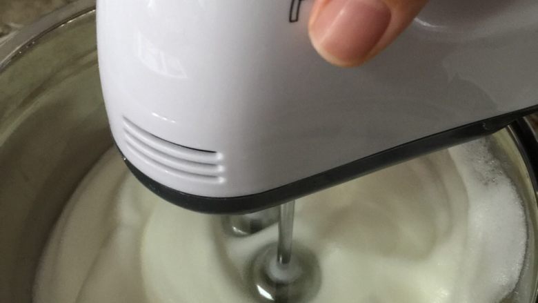 酸奶蛋糕,无油无水容器里将蛋白打发，分三次加入白糖，家里没买柠檬，所以加了一点苹果醋。