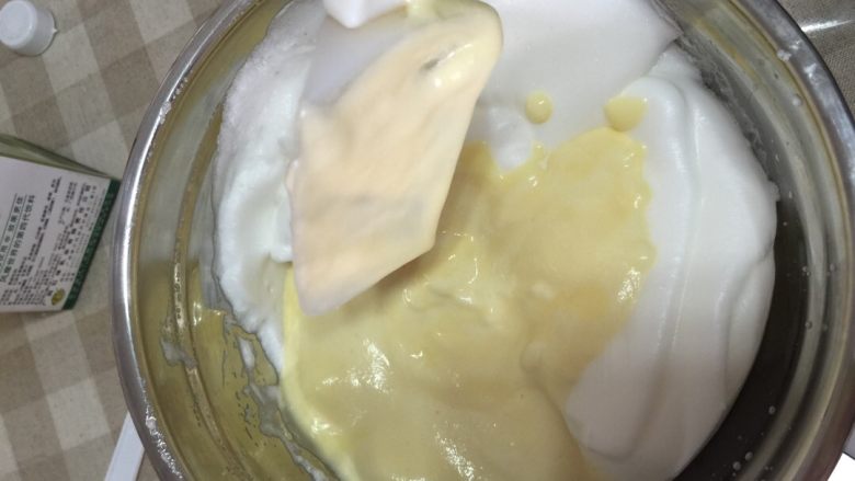 酸奶蛋糕,再将搅拌均匀的蛋糊倒入剩下的蛋白内，继续从下至上的搅拌均匀。