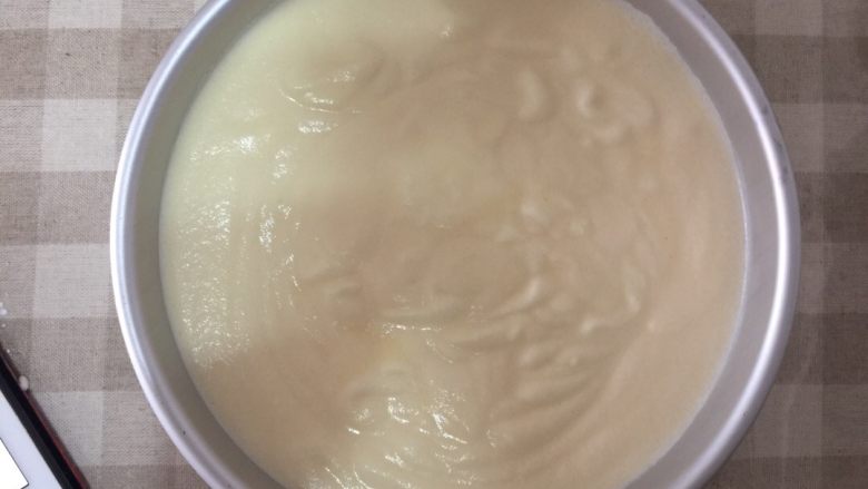 酸奶蛋糕,装入8寸蛋糕模，轻震出气泡。