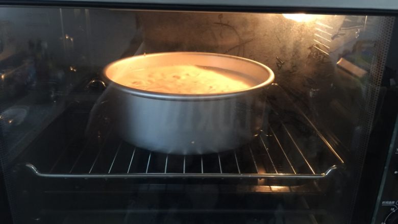 酸奶蛋糕,最下层烤盘注水，烤制过程缺水时随时添加。烤架放下第二层，上下180度，烤制30min；再上管120度，下管180度，烤制30min即可。（还是根据自己烤箱温度调节，烤制过程中可观察蛋糕表面上色情况来调节烤箱温度。）