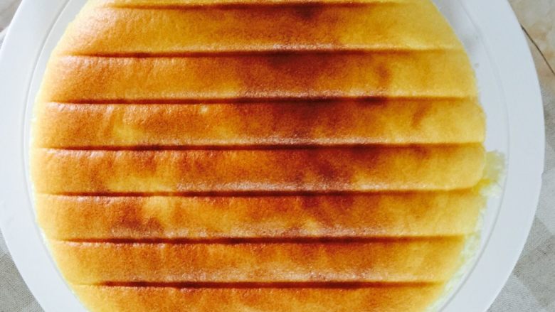 酸奶蛋糕,搞点纹路，呵呵，蛋糕出炉后吧蛋糕倒扣在烤架上，凉了就可以开动了！