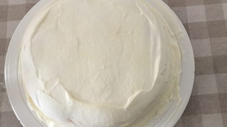 酸奶蛋糕,额，可忽略这张，家里有奶油，想试试，结果这个……只想说什么鬼😂，但是蛋糕味道还是很好的，哈哈！