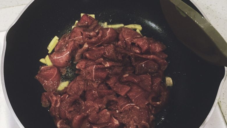青椒洋葱炒牛肉,热锅凉油,放入<a style='color:red;display:inline-block;' href='/shicai/ 37'>姜</a>丝爆香,放入牛肉翻炒