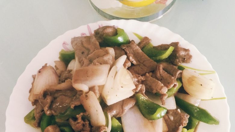青椒洋葱炒牛肉,出锅,装盘