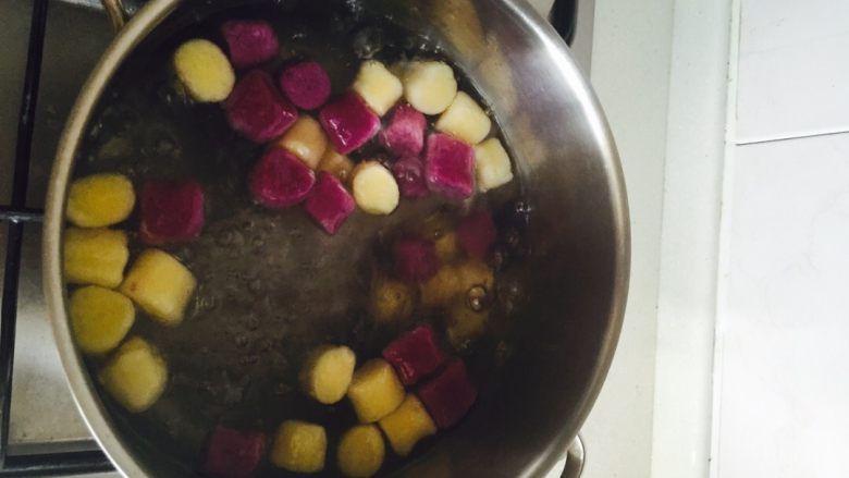 绿豆薯类圆,冷水上锅煮开,倒入做好的红薯粒,滚水烧至4-5分钟,用漏勺捞出,在凉开水中冷却