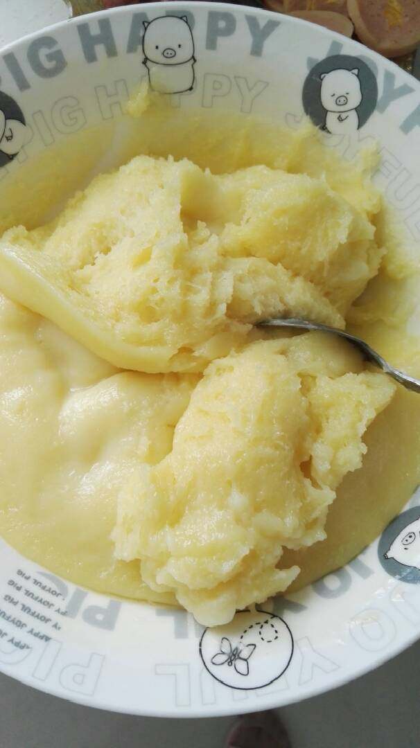 芒果糯米糍,蒸到这个程度应该可以了，然后再用汤勺将其搅拌开，放一边待凉