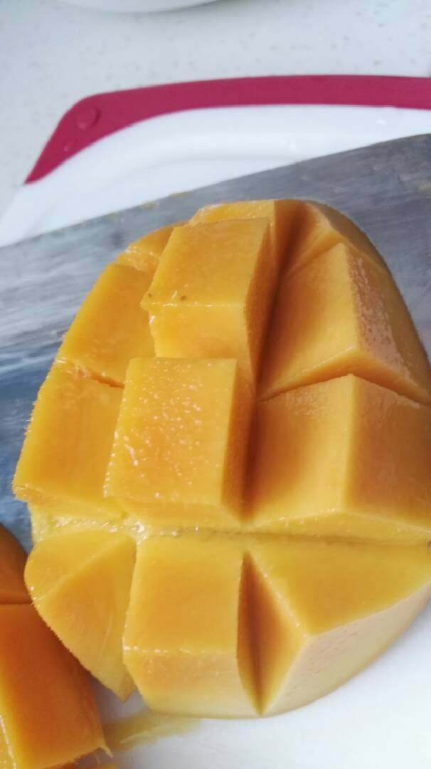 芒果糯米糍,在等糯米待凉的时候我们开始切<a style='color:red;display:inline-block;' href='/shicai/ 598'>芒果</a>