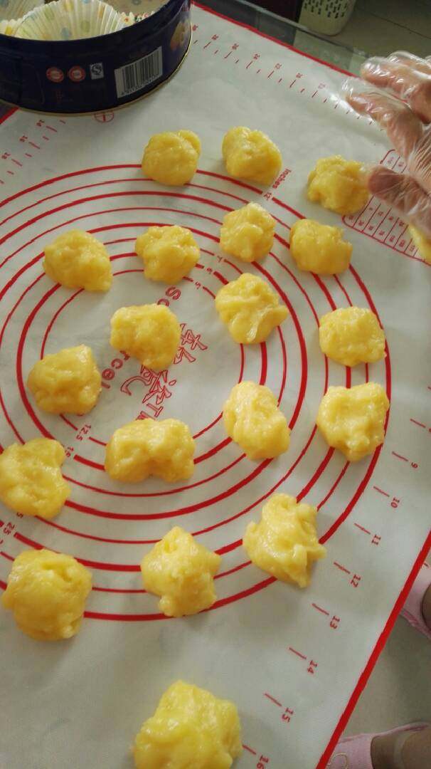 芒果糯米糍,将糯米团分成一小份一小份