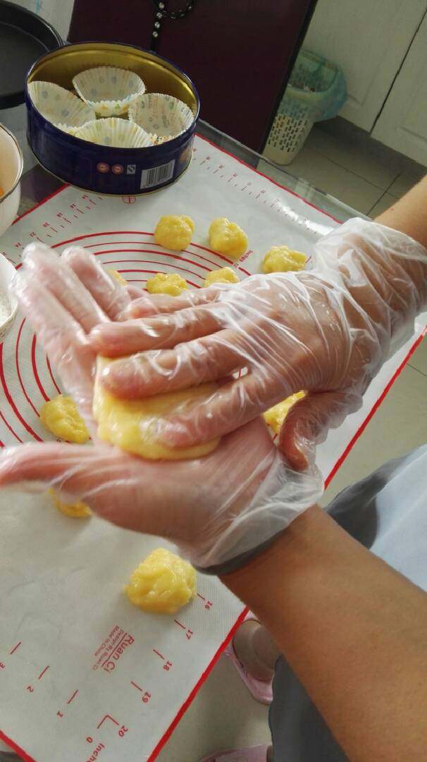 芒果糯米糍,用手心的力度将其压扁