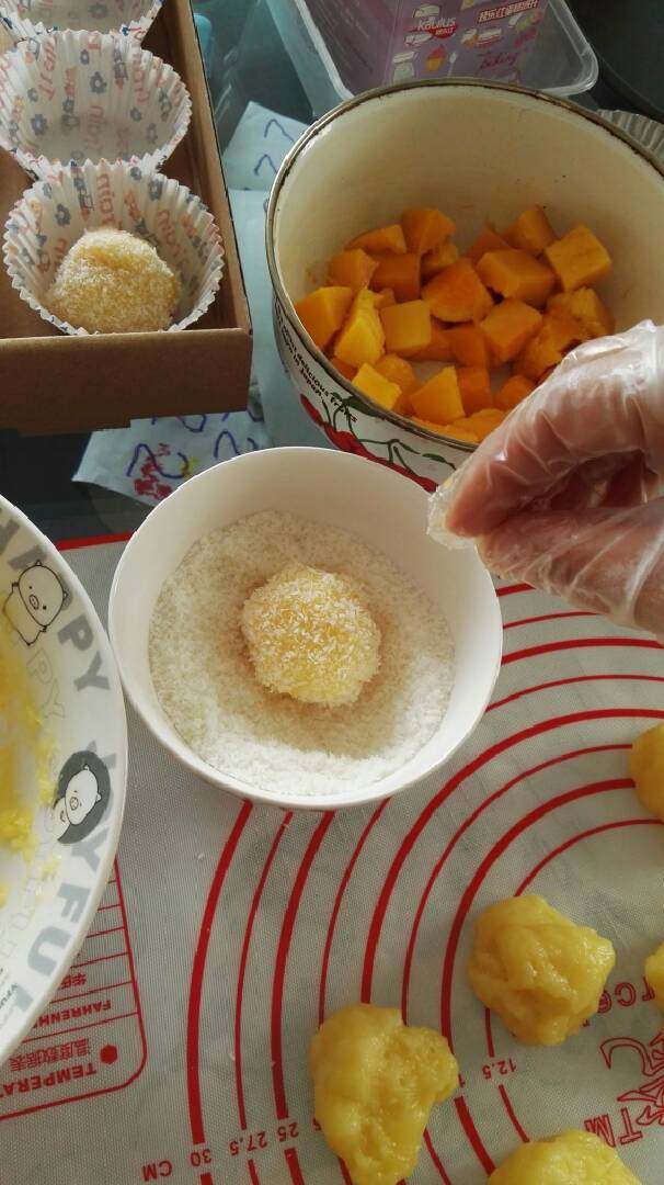 芒果糯米糍,放入<a style='color:red;display:inline-block;' href='/shicai/ 630'>椰蓉</a>里滚下