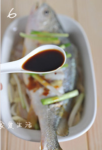 春笋咸肉鲜蒸黄鱼,淋上一汤匙<a style='color:red;display:inline-block;' href='/shicai/ 864'>蒸鱼豉油</a>,入烧开水的锅中,大火蒸7分钟左右即可。