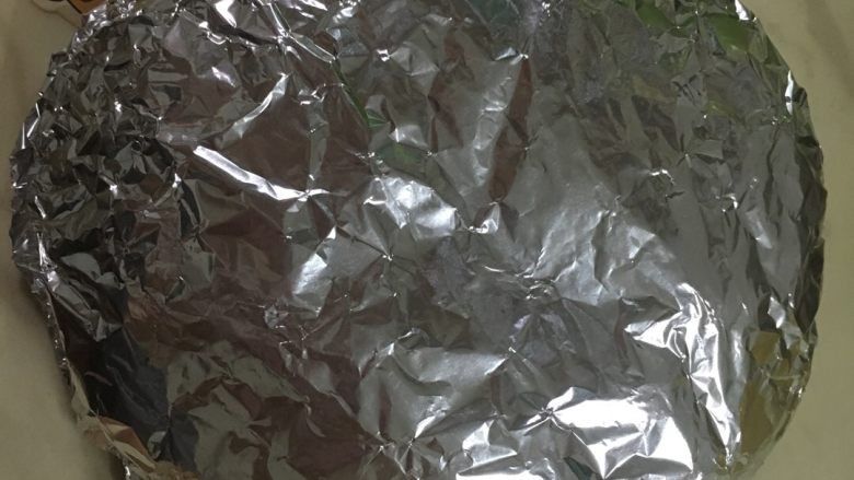 肉松沙拉蛋糕,锡纸包好,放入冰箱冷藏一段时间,口感更好噢!