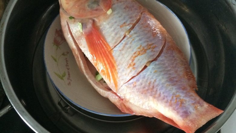 清蒸彩云鲷,两侧抹上蒸鱼鼓油,隔水蒸至鱼眼突出即可