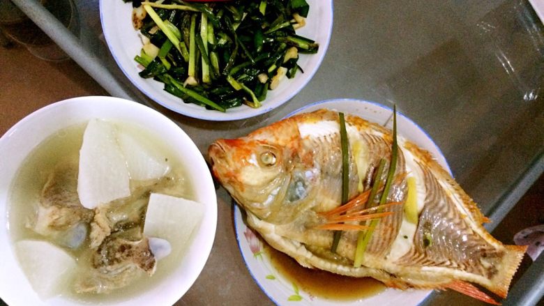 清蒸彩云鲷,老公饮食洁癖,所以关火后放锅里又焖了一会,让葱看起来不那么生😝
