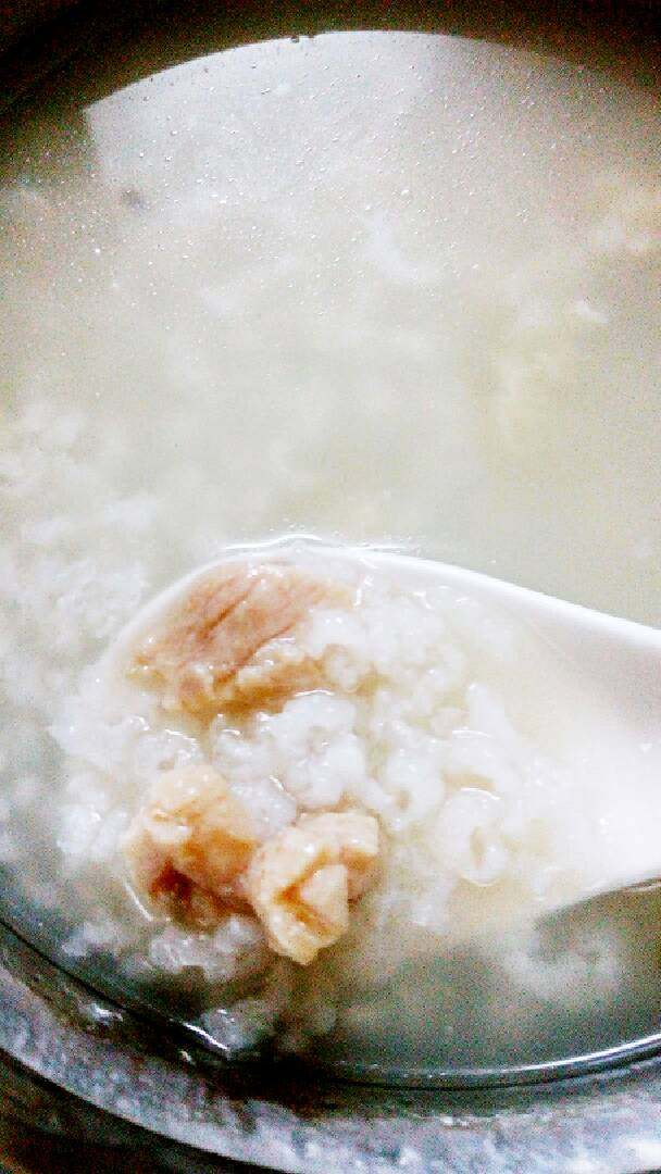 花胶鸡肉粥,加盐，上锅。