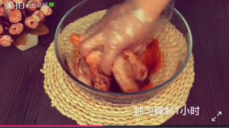 可乐鸡翅,所有鸡翅处理完后放入一个干净的大碗，再在碗里放入<a style='color:red;display:inline-block;' href='/shicai/ 718'>料酒</a>，<a style='color:red;display:inline-block;' href='/shicai/ 788'>生抽</a>，<a style='color:red;display:inline-block;' href='/shicai/ 762'>老抽</a>各一勺然后抓均匀后腌制一个小时