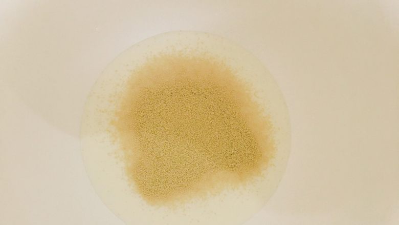 流沙包,140ml<a style='color:red;display:inline-block;' href='/shicai/ 219'>牛奶</a>中加入<a style='color:red;display:inline-block;' href='/shicai/ 731'>酵母</a>，化开。