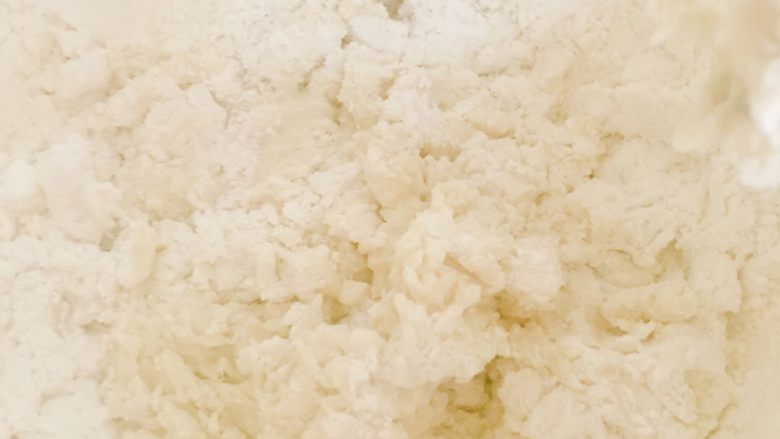 流沙包,加入<a style='color:red;display:inline-block;' href='/shicai/ 550'>高筋面粉</a>，用筷子搅拌成絮状！