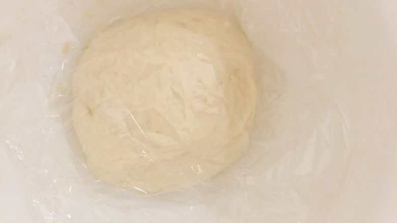 流沙包,揉成光滑的面团，盖上保鲜膜，放在温暖的地方发酵至两倍大左右！现在天气炎热，一个小时不用就好了！