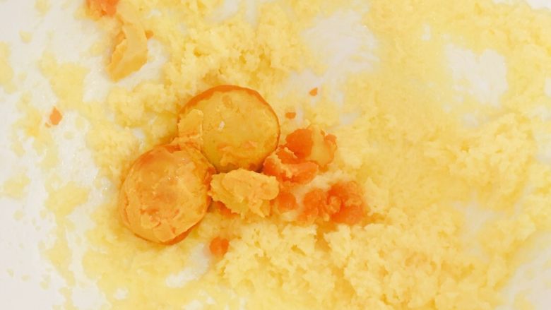 流沙包,软化的<a style='color:red;display:inline-block;' href='/shicai/ 887'>黄油</a>加入<a style='color:red;display:inline-block;' href='/shicai/ 869'>白砂糖</a>搅拌均匀后，加入流油的熟蛋黄（<a style='color:red;display:inline-block;' href='/shicai/ 9596'>咸蛋黄</a>刚刚煮熟的，一压就成沙状了）搅拌均匀！