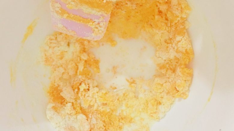 流沙包,加入全脂奶粉和剩余的10ml牛奶继续搅拌均匀！