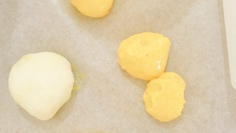 流沙包,从冰箱里取出蛋黄馅料分成红枣大小揉成团待用，然后把发酵好的面团分成若干份，撒上高筋面粉，擀成中间厚四周薄的面皮，然后把蛋黄包进去，收口朝下，如最左侧包好的模样！（这个大家都会吧，从小看麻麻包包子看到大的）