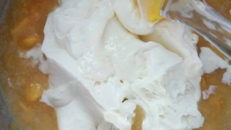 芒果慕斯蛋糕,将淡奶油倒入芒果肉中搅拌均匀!