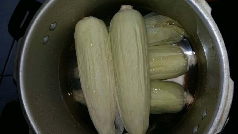 糯玉米棒,放入高压锅烹调,上气转中小火煮15分钟。