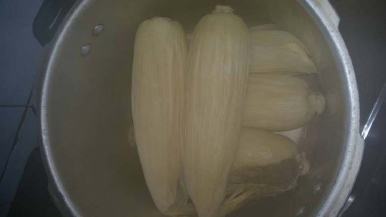 糯玉米棒,待高压锅气全部没有,打开食用。