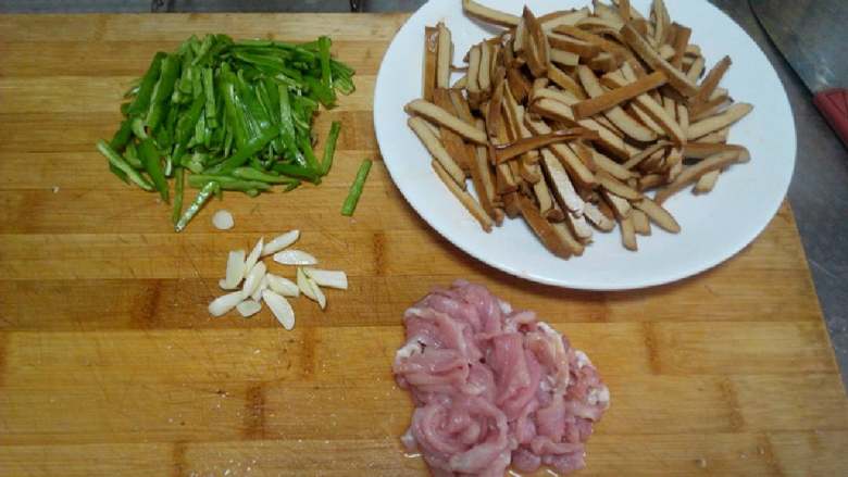 熏干炒肉丝,切好菜码,肉丝放小碗里简单腌制一下