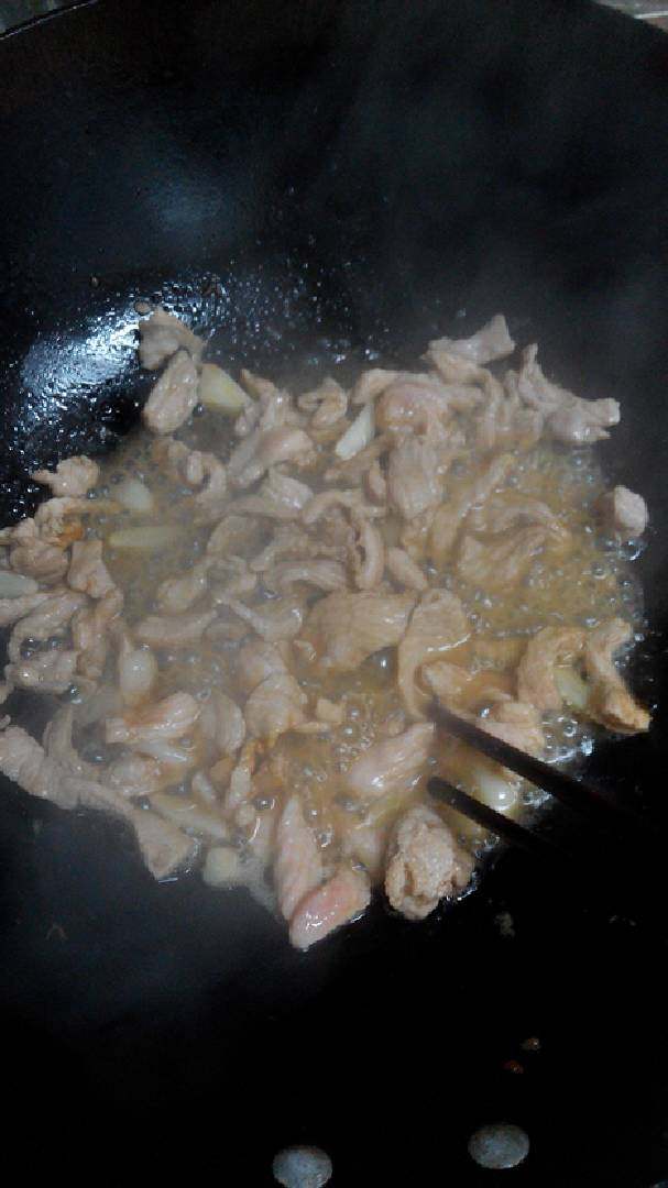 熏干炒肉丝,起油锅,炒肉