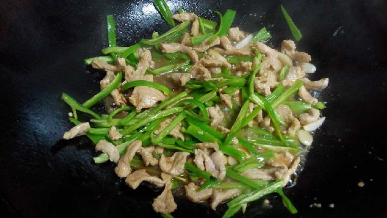 熏干炒肉丝,倒入尖椒翻炒几下~最后放入熏干~
油盐酱醋调味动起来~